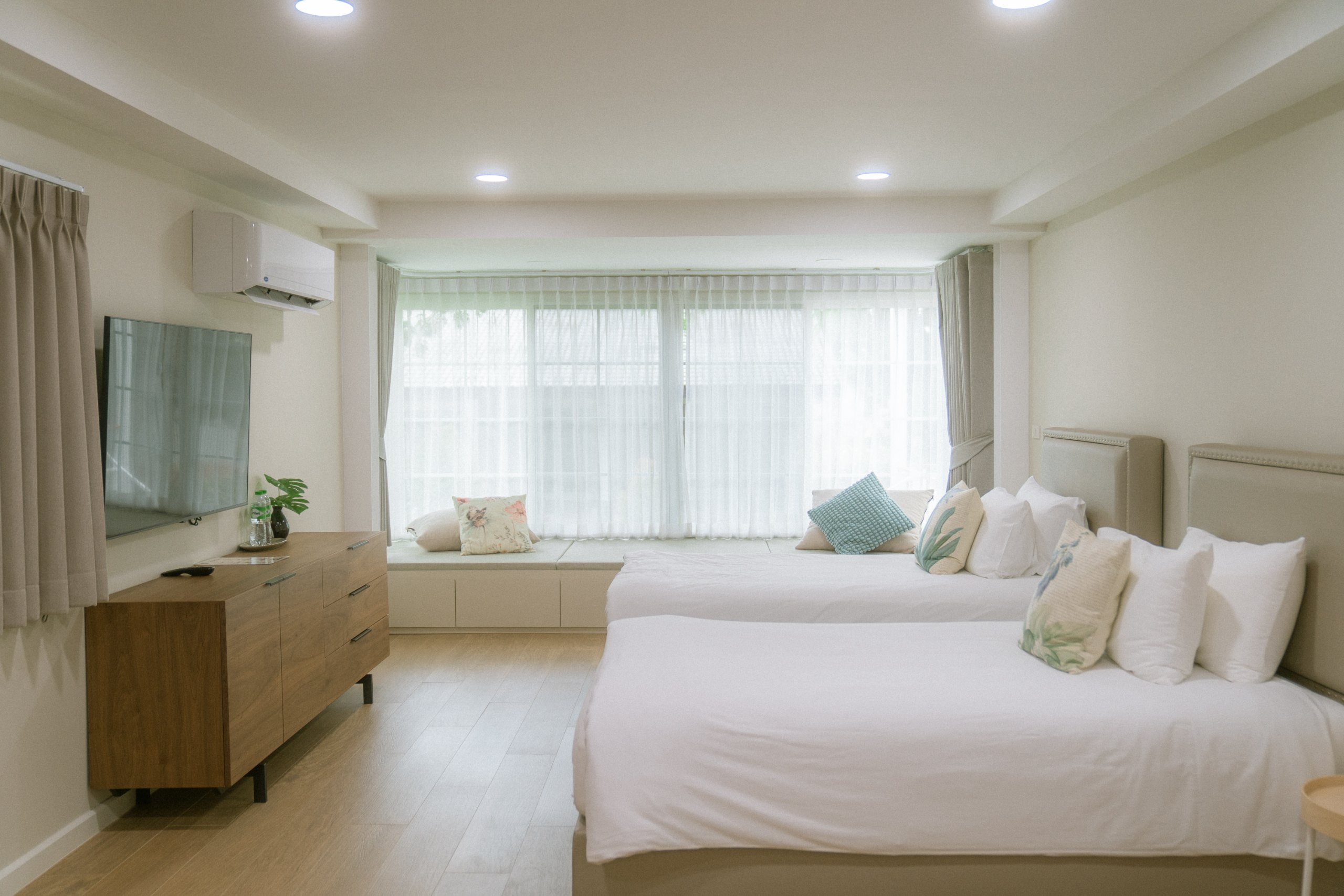 Twin bedroom with window seat